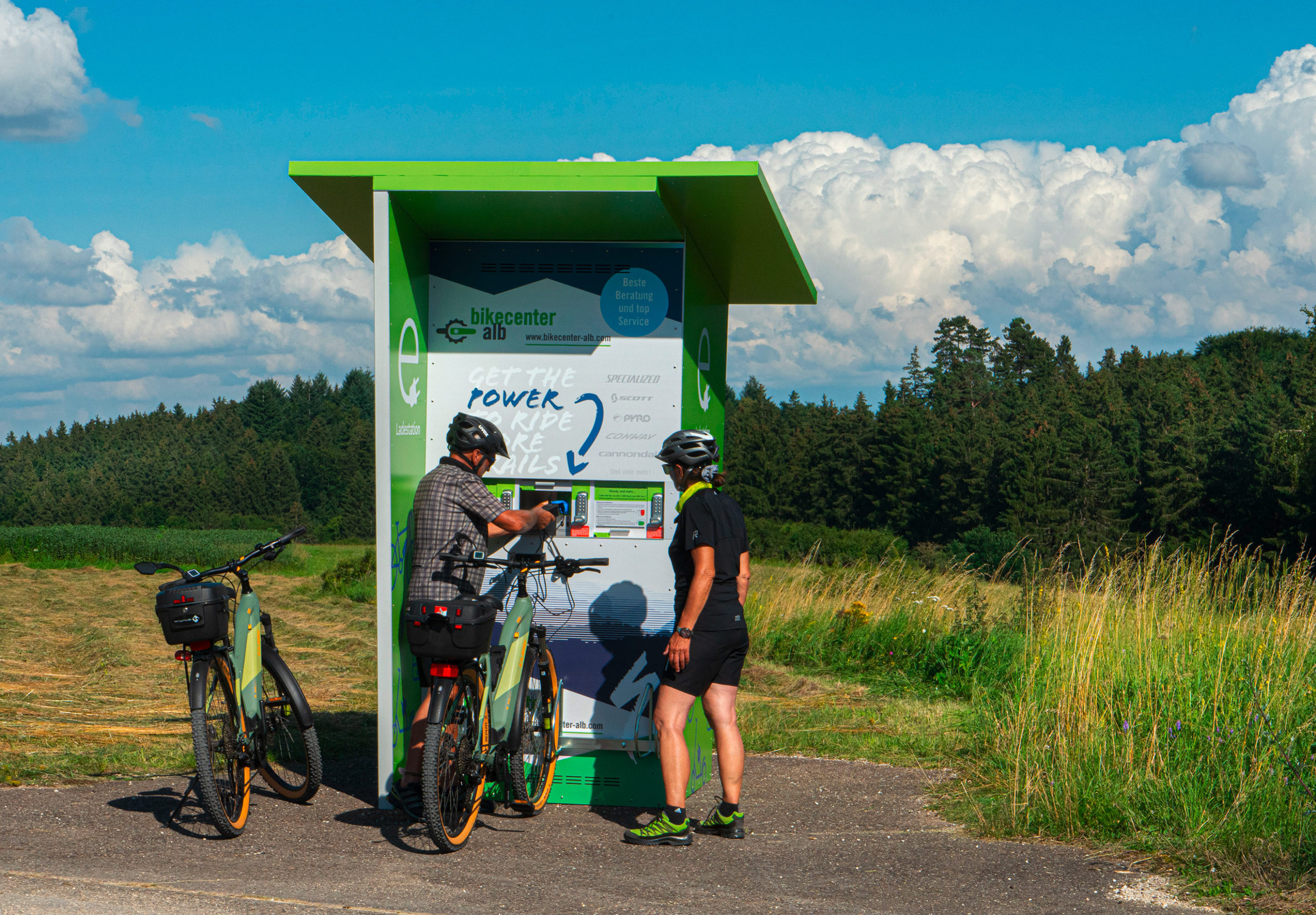 Ladestation von Fahrradfahrer zum Aufladen verwendet