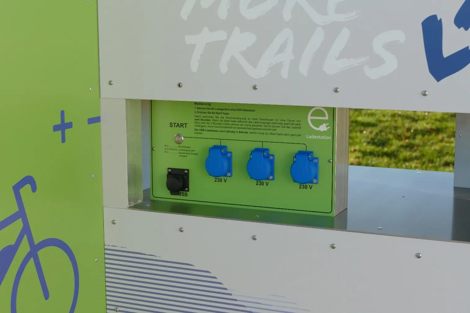 Ladestation Basic von vorne mit Anschlüssen